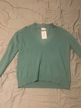 Lightweight V‑Neck Ribbed Sweater in Seafoam